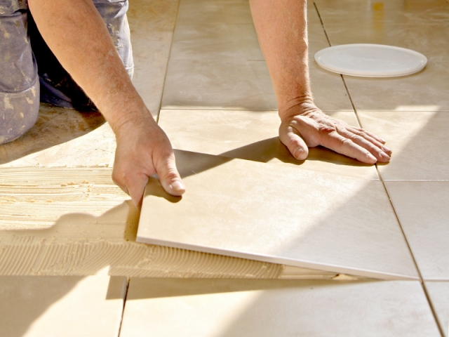 Pose de carrelage sur sol et mur